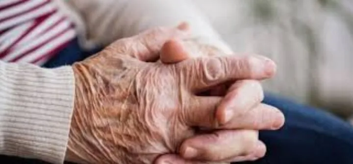 خشم عمومی از رفتار عجیب بانک با زن ۹۶ ساله | رصد روز