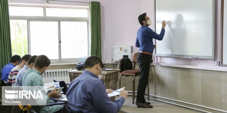 ۳۰۰ هزار معلم بلاتکلیف در کشور داریم