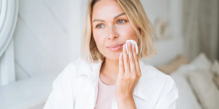 خوراکی‌های معجزه‌آسا برای پوست جوان و شاداب؛ چه مواد غذایی را حتماً بخورید / راز داغ سلامت پوست؛ مواد غذایی که پوست شما را تا سال‌ها جوان نگه می‌دارند / شادابی و جوانی پوست با این خوراکی‌ها؛ تغذیه‌ای که همه را شگفت‌زده می‌کند